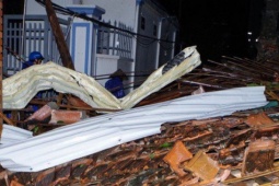 VIDEO: Cảnh nhà cửa tan hoang sau giông lốc kinh hoàng ở Ninh Bình