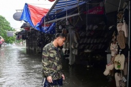 Kinh doanh - Hoạt động kinh doanh đình trệ vì mưa ngập