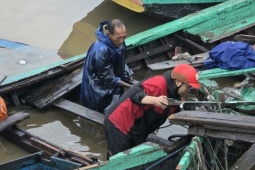 Tin tức trong ngày - Câu nói cay đắng của người đàn ông Hà Tĩnh khi nhìn khối tài sản bị bão 'vò nát'