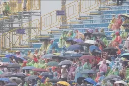 15.000 người đội mưa đổ về Đông Anh