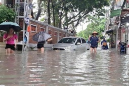 Chủ ô tô cần làm gì khi xe chết máy giữa mưa lũ hoặc rơi vào vùng ngập nước?