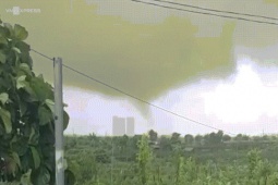 Tin tức trong ngày - Vòi rồng ở Hà Nội cuốn bay đồ đạc