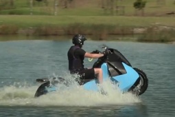 Video: Môtô chạy trên đường, lướt trên nước siêu đẳng