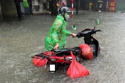 Xe máy ngập nước nhưng không chết máy: Những hỏng hóc tiềm ẩn cần sửa ngay!