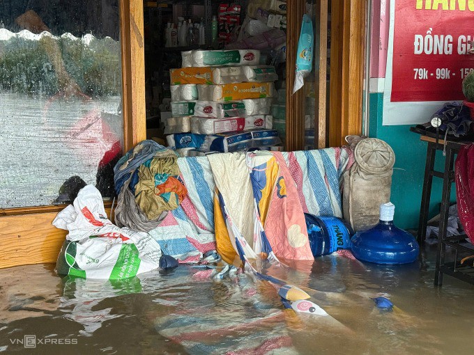 Nhiều vách ngăn cao được dựng lên. Ảnh: Viết Tuân