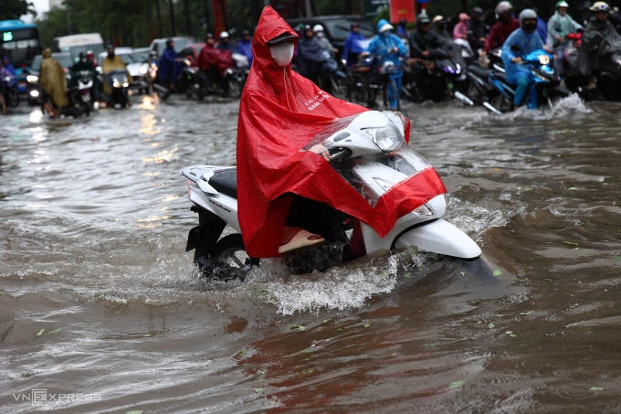 Người ngã, cây đổ, thuyền phao xuất hiện giữa phố ngập Hà Nội - 57