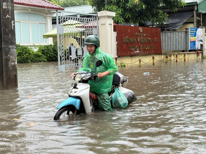 Xe máy khó khăn di chuyển trên phố Trần Bình. Ảnh: Thanh Tùng