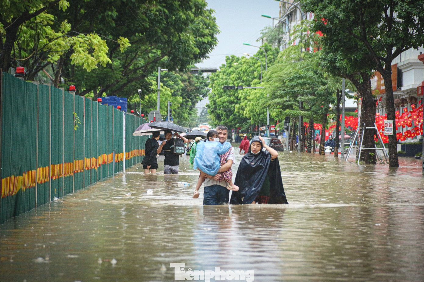 &#39;Ốc đảo triệu đô&#39; ngập sâu, người dân bỏ xe, vật vã lội nước đi làm - 7