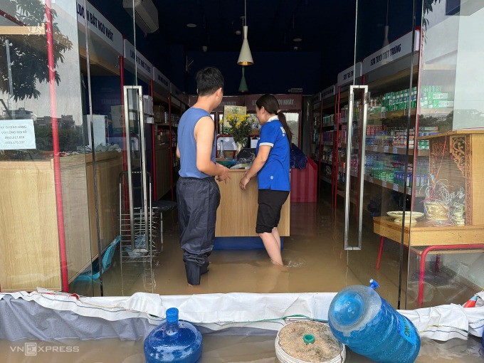 Nước ngập vào nhà nhiều gia đình. Ảnh: Viết Tuân