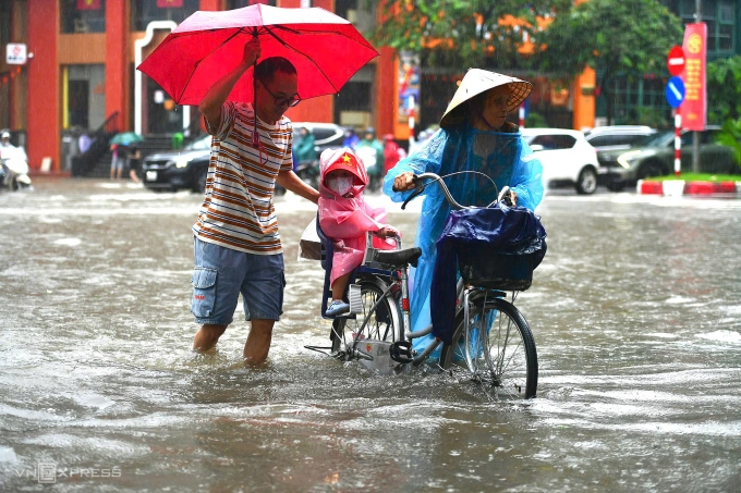 Người ngã, cây đổ, thuyền phao xuất hiện giữa phố ngập Hà Nội - 58