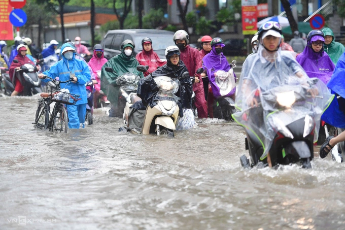 Nhiều xe dắt bộ trên phố Trần Thái Tông. Ảnh: Thanh Tùng