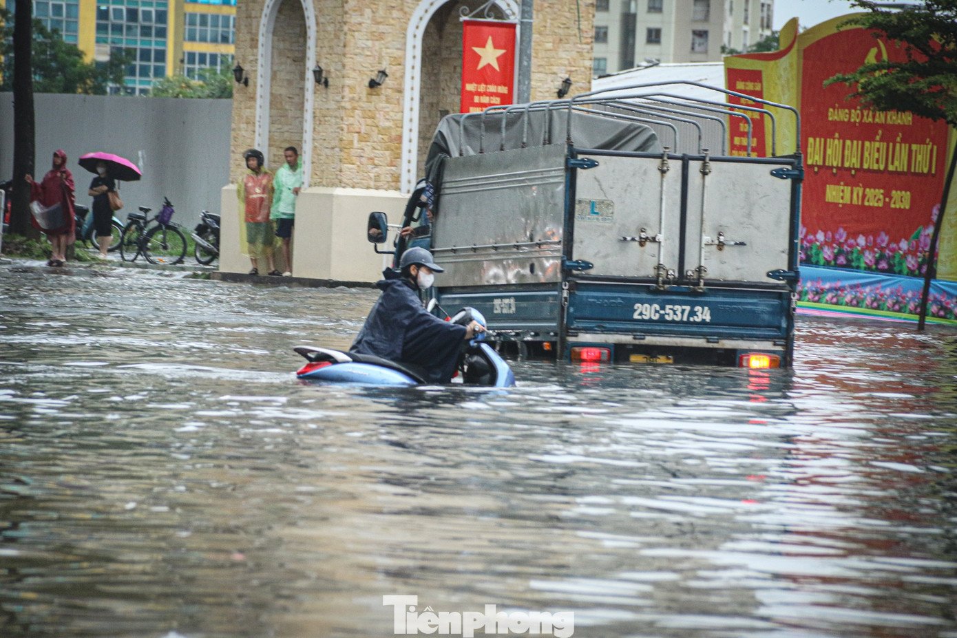 &#39;Ốc đảo triệu đô&#39; ngập sâu, người dân bỏ xe, vật vã lội nước đi làm - 8