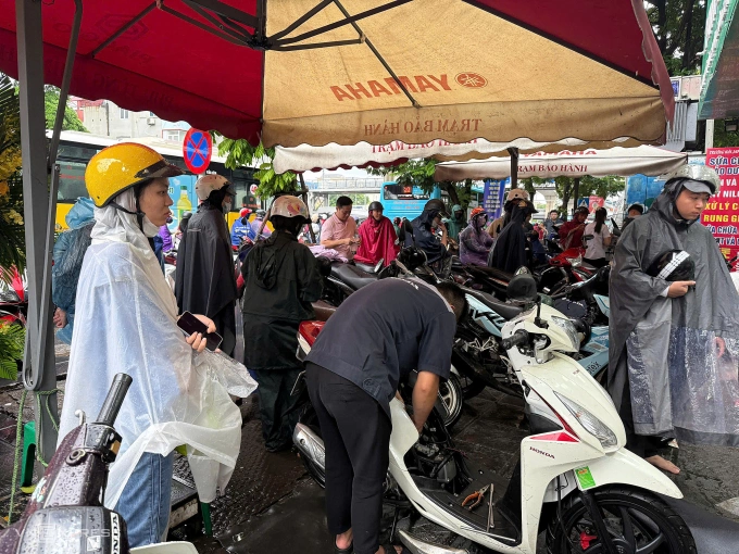 Xe máy ngập nước bị chết máy hàng loạt tại nút giao Trần Bình - Hồ Tùng Mậu. Ảnh: Viết Tuân