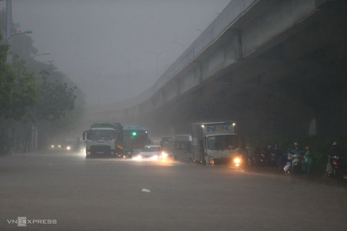 Người ngã, cây đổ, thuyền phao xuất hiện giữa phố ngập Hà Nội - 84