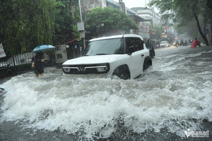 Chiếc xe tang ngập sâu trong nước và cảnh tượng khó tin ở Hà Nội sáng nay - 6