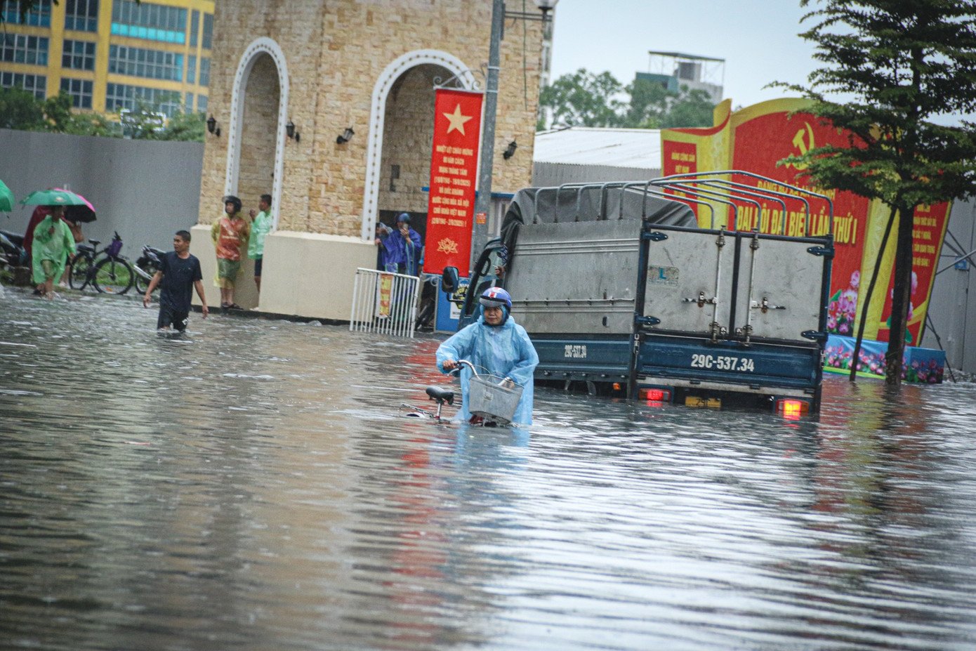 &#39;Ốc đảo triệu đô&#39; ngập sâu, người dân bỏ xe, vật vã lội nước đi làm - 13
