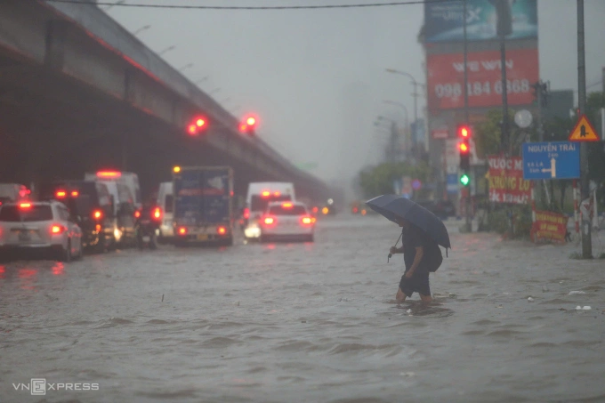 Người ngã, cây đổ, thuyền phao xuất hiện giữa phố ngập Hà Nội - 85