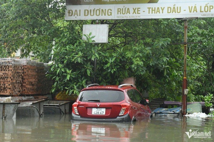 Chiếc xe tang ngập sâu trong nước và cảnh tượng khó tin ở Hà Nội sáng nay - 8