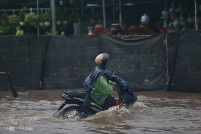 Người ngã, cây đổ, thuyền phao xuất hiện giữa phố ngập Hà Nội - 86