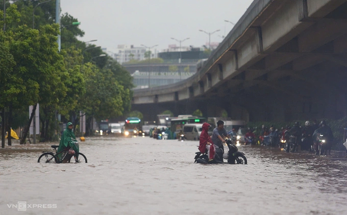 Đường Nguyễn Trãi ngập dài. Video: Nguyễn Giang