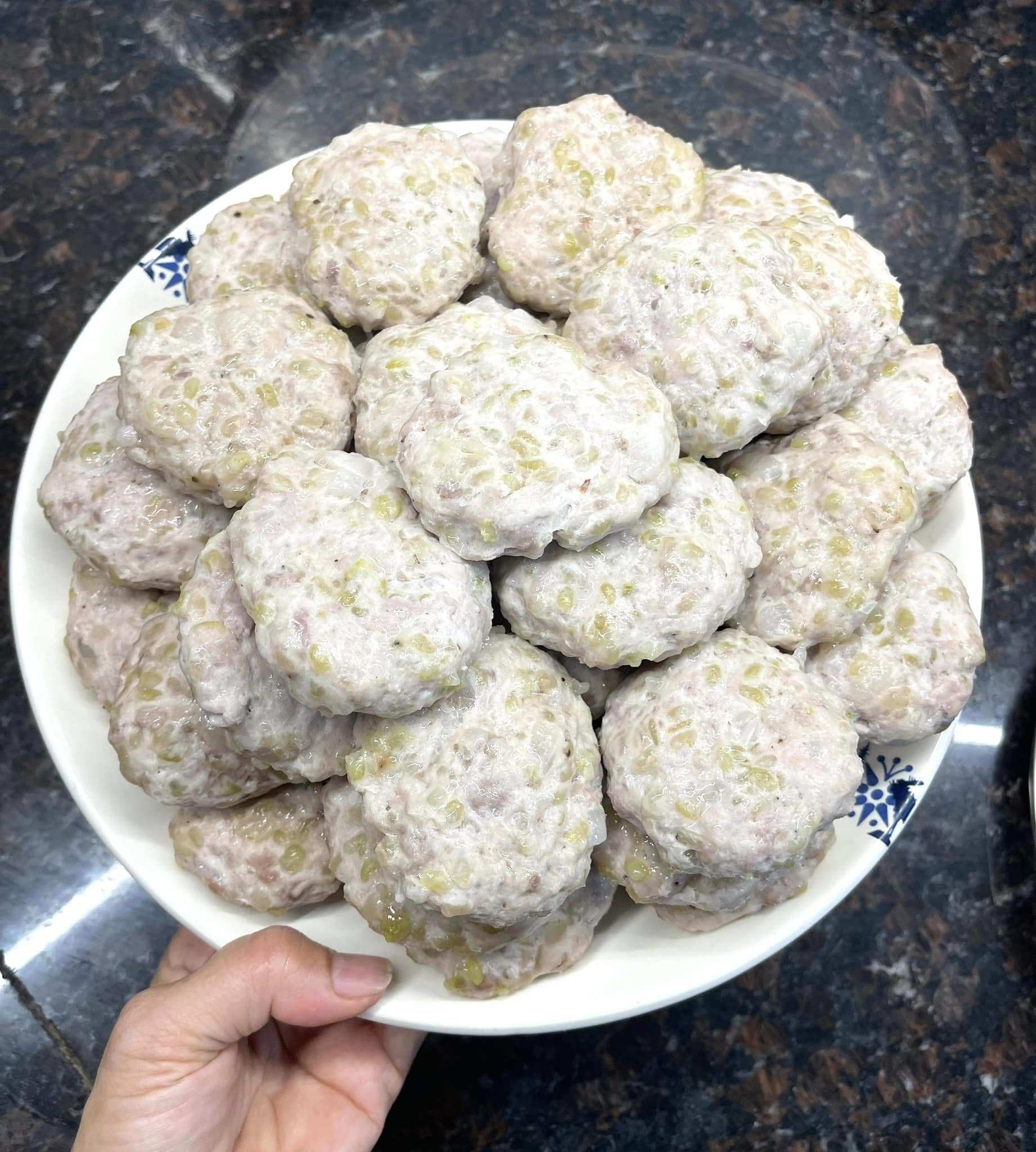 Hấp khoảng 5 phút đến khi miếng chả nở phồng, thơm nức.
