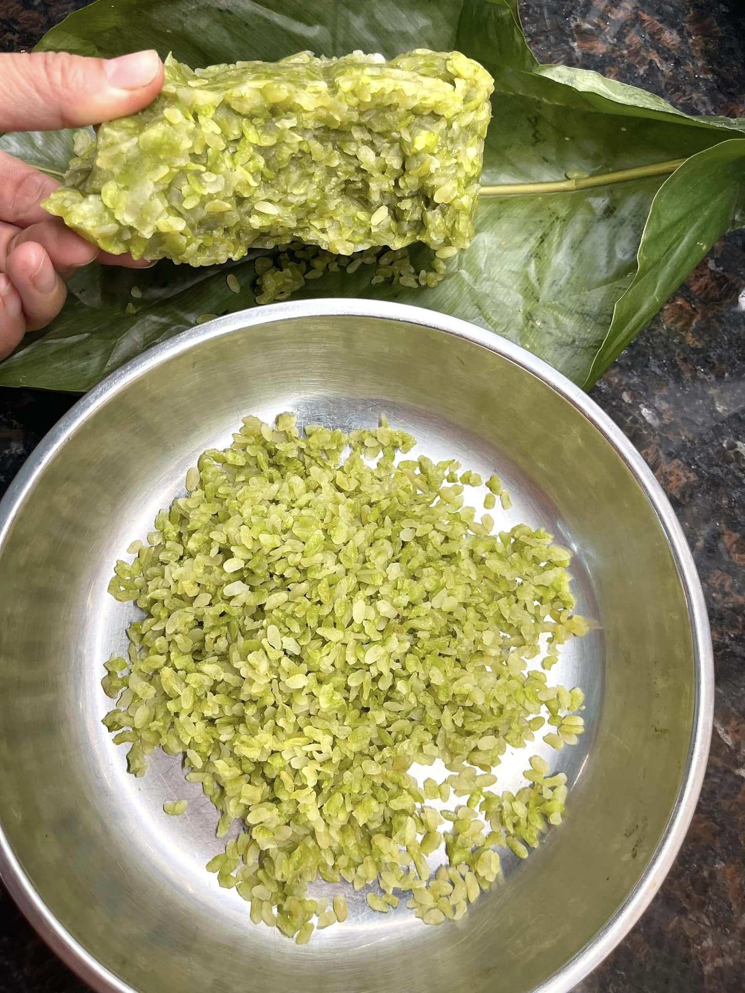 Có thể dùng cốm tươi hoặc cốm bảo quản trong tủ đông. Sau khi rã đông 1 lúc là cốm mềm và làm chả vẫn rất ngon.