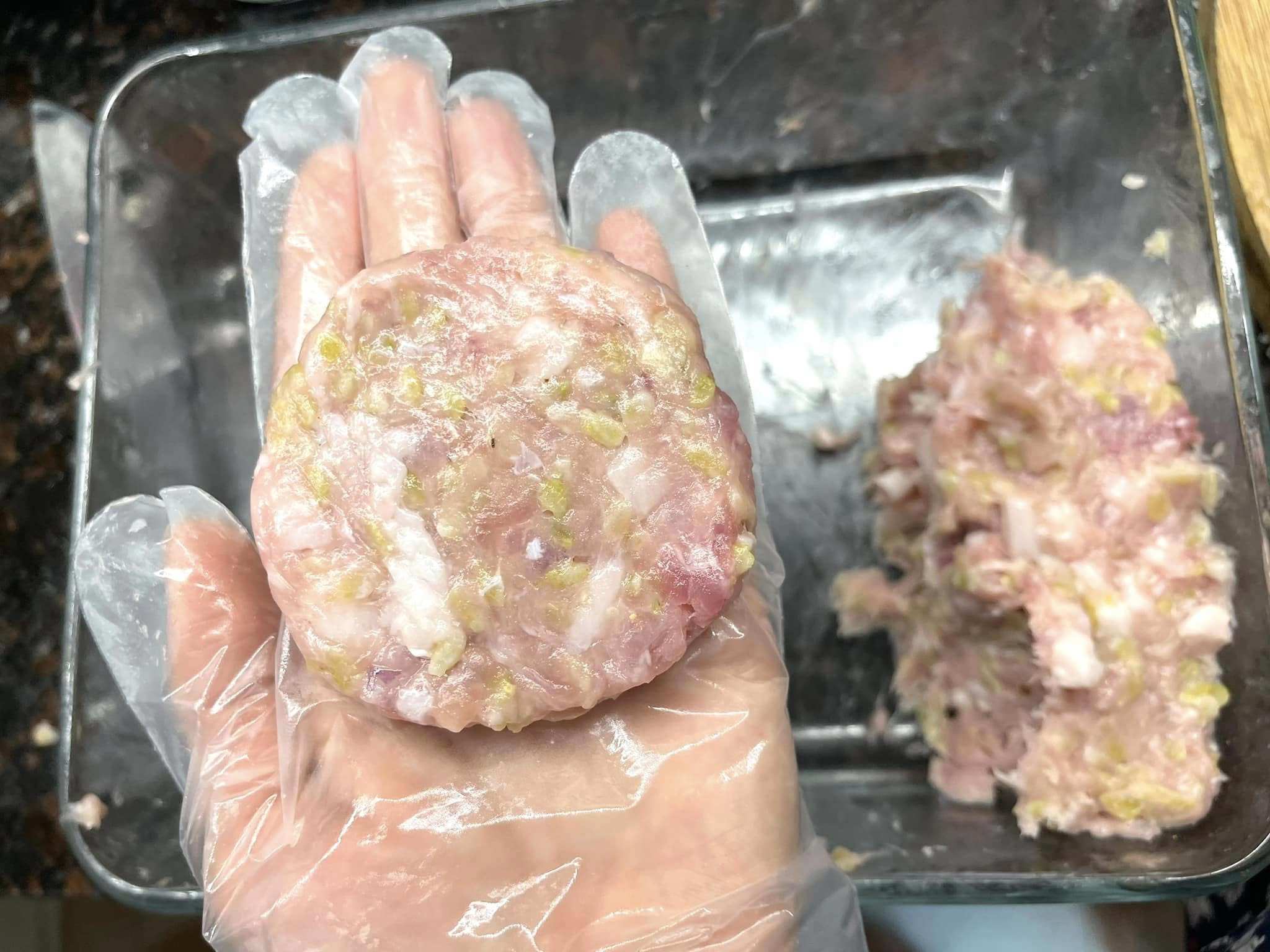 Khi nặn nên xoa thật kỹ để miếng chả tròn, không bị vỡ cạnh.