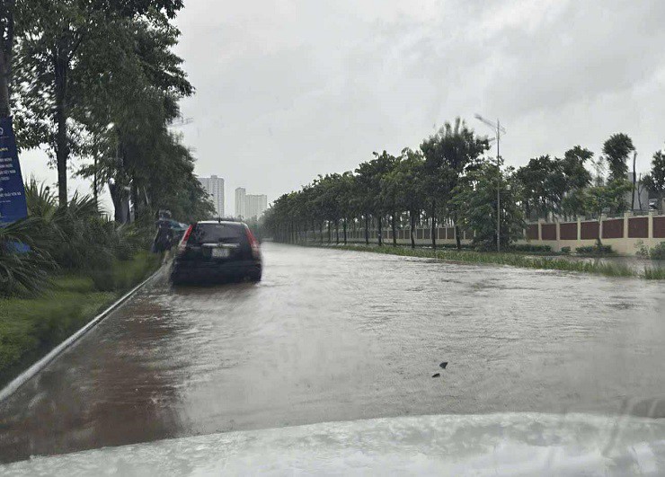 Đường Phạm Tu ngập trong sáng 26/8. Ảnh: Thanh Tùng