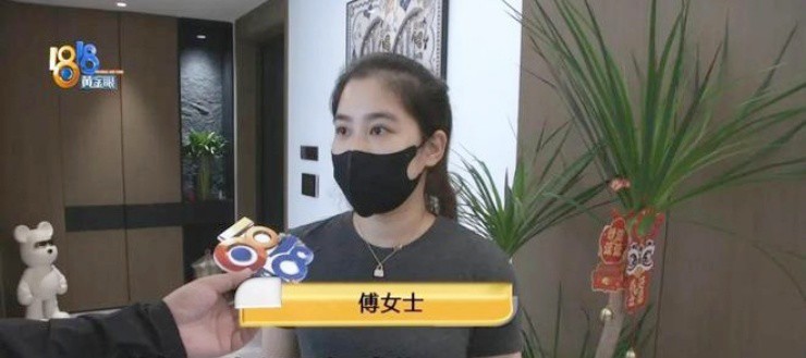 Cô Fu bức xúc và yêu cầu cửa hàng hoàn tiền (Ảnh: Golden Eyes)