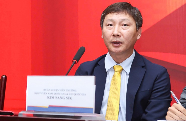 HLV Kim Sang Sik bày tỏ niềm vui vì có thêm sự phục vụ của các cầu thủ Việt Kiều 