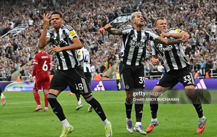 Newcastle có thời điểm gỡ hòa 2-2 với chỉ 10 người trên sân