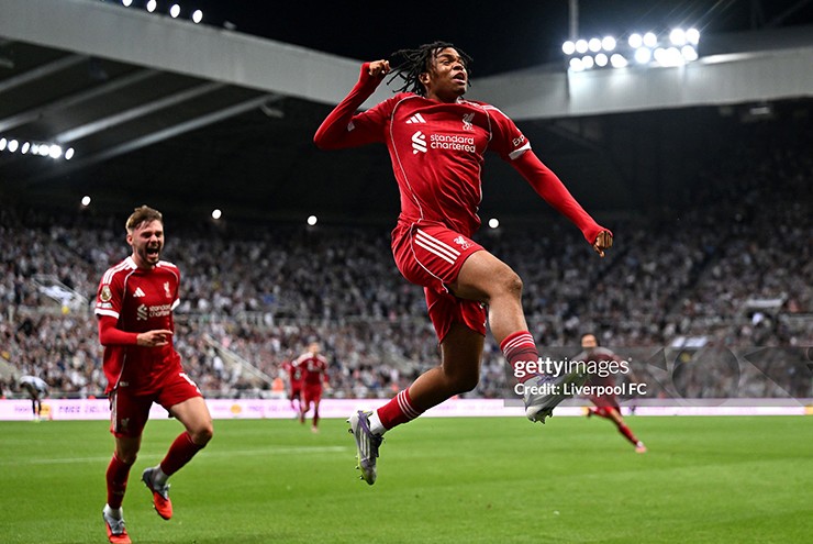 Ngumoha ghi bàn ấn định chiến thắng 3-2 cho Liverpool, chỉ vài ngày trước sinh nhật lần thứ 17 của tiền đạo tuổi teen