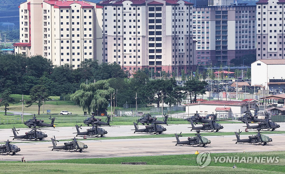 Trực thăng quân sự đỗ ngoài trời tại căn cứ quân sự Humphreys ở Pyeongtaek, cách Seoul khoảng 60 km. Ảnh: Yonhap.