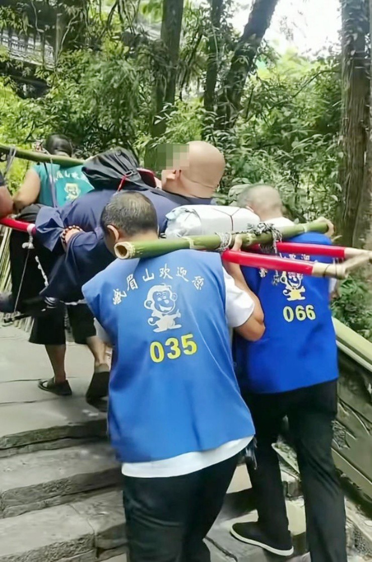 Nặng trăm cân nhưng muốn leo núi, du khách chi 79 triệu thuê 9 người khiêng lên - 2