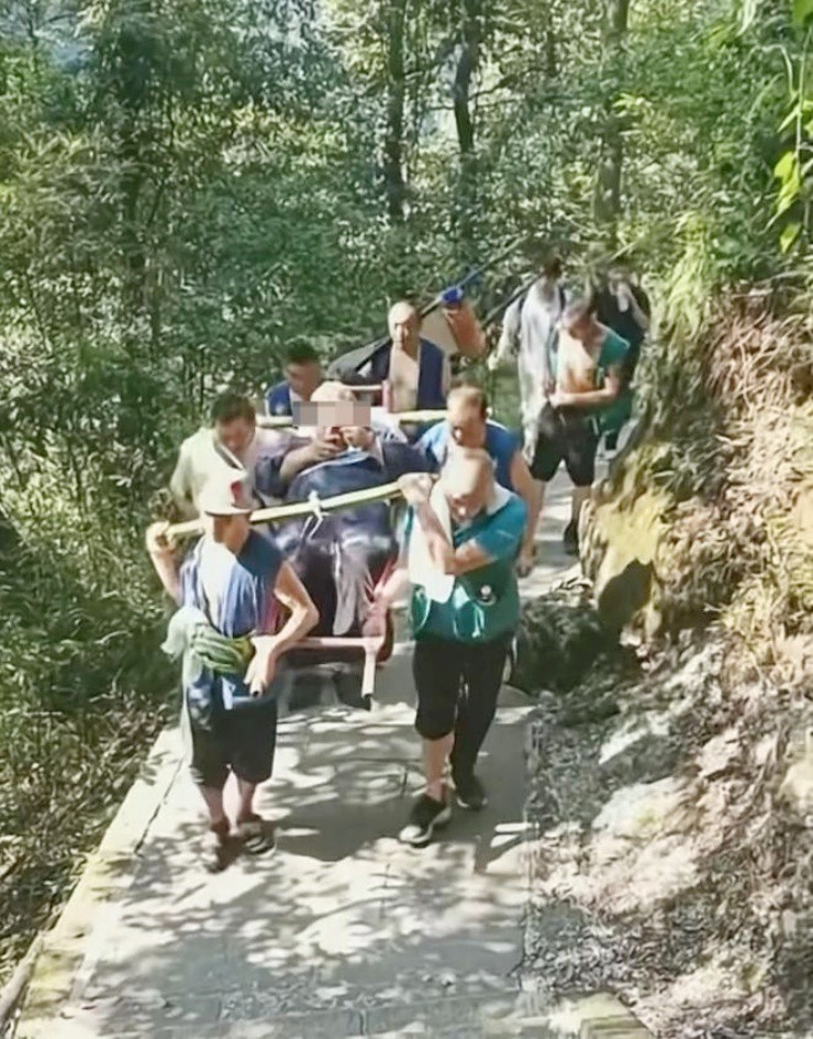 Nặng trăm cân nhưng muốn leo núi, du khách chi 79 triệu thuê 9 người khiêng lên - 1