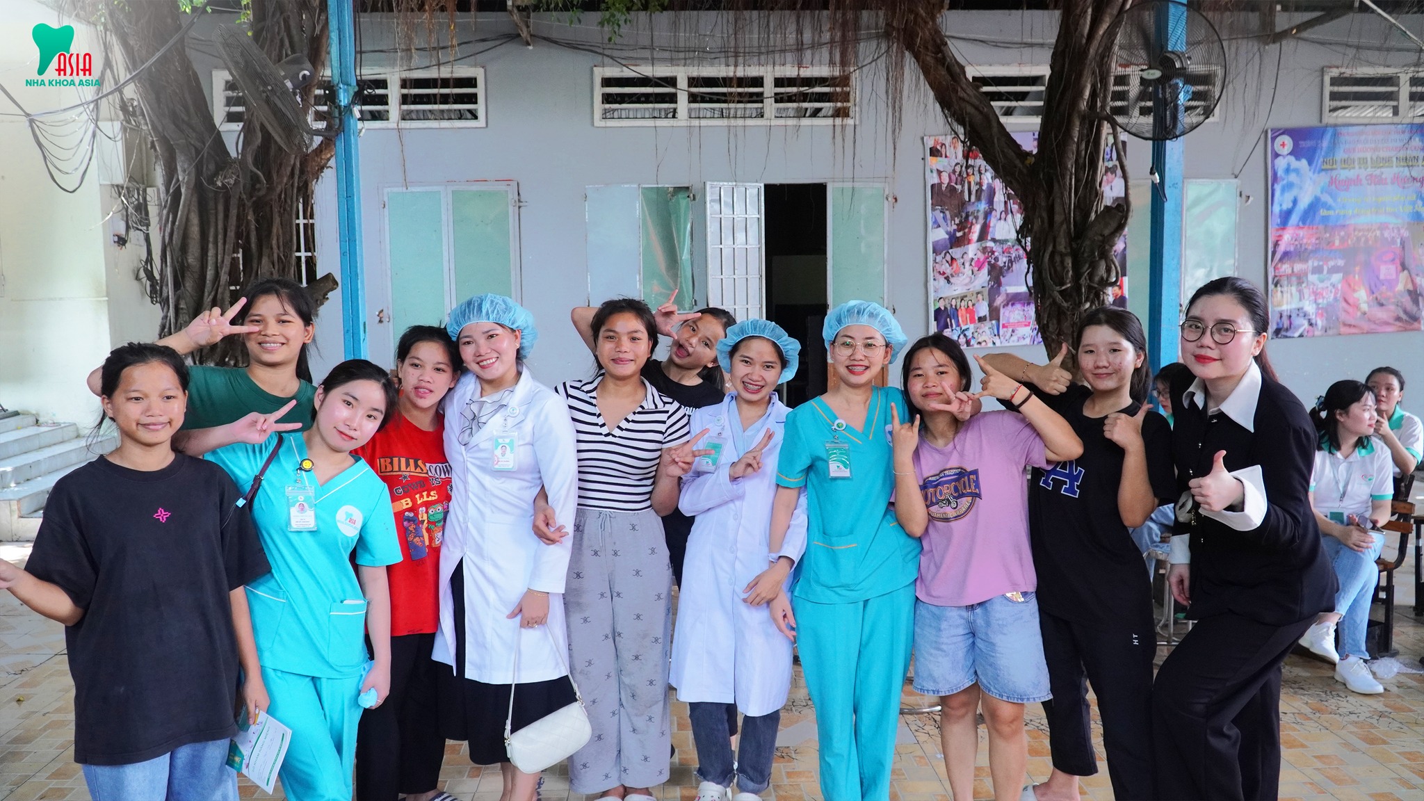 Hình ảnh bác sĩ Nha khoa Asia và các bé ở trung tâm Nhân Đạo Nuôi Dạy Trẻ Em Mồ Côi - Khuyết Tật Quê Hương