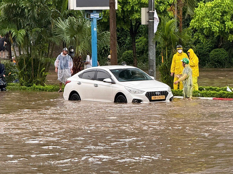 "Đội" đẩy xe thuê xuất hiện đàm phán giá với chủ xe. (Ảnh: Thành Thái)