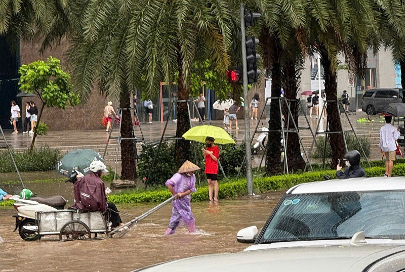 Công kéo cả người và xe máy là 100 nghìn đồng/lượt. (Ảnh: Thành Thái)