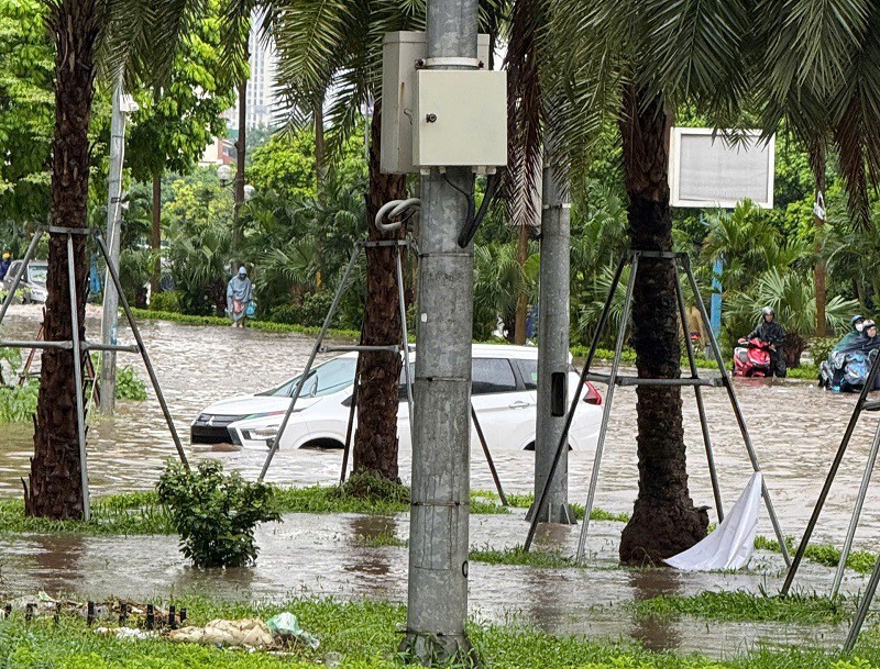 Xe ô tô bị chết máy nằm giữa đường. (Ảnh: Thành Thái)