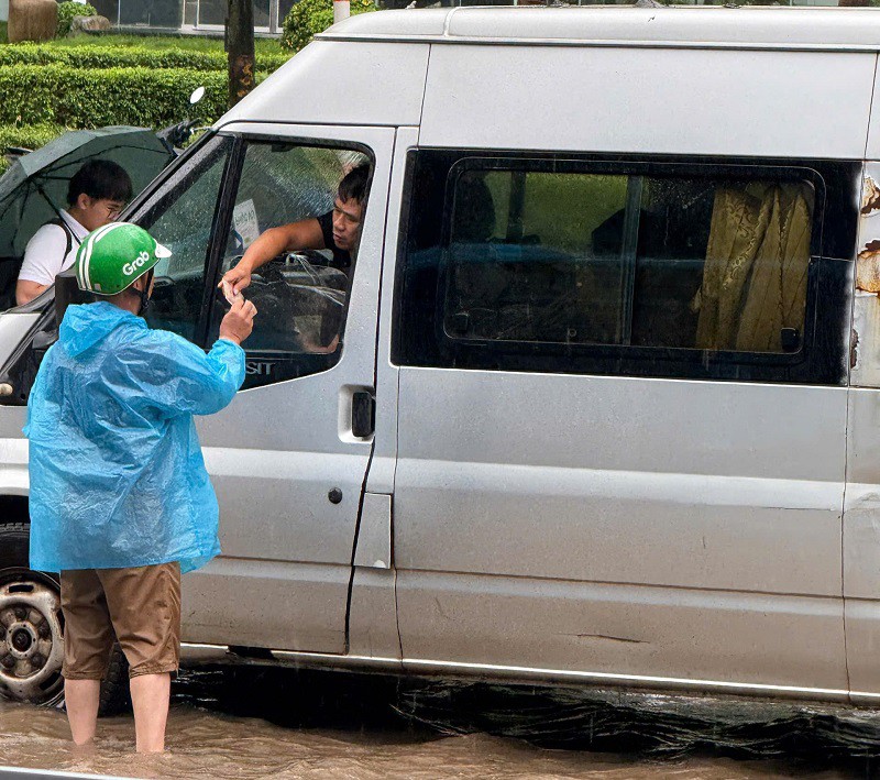 Xong việc, chủ xe mất chi phí 200 nghìn đồng cho đoạn đường dài từ 15-20 mét. (Ảnh: Thành Thái)