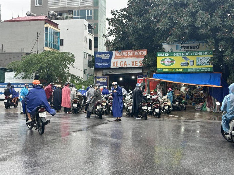 Nhiều xe bị chết máy phải mang đi sửa. (Ảnh: Nguyễn Minh)