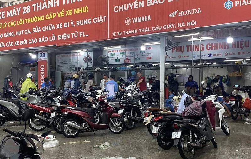 Nhiều cửa hàng sửa xe đông nghịt khách. (Ảnh: Nguyễn Khánh Dương)