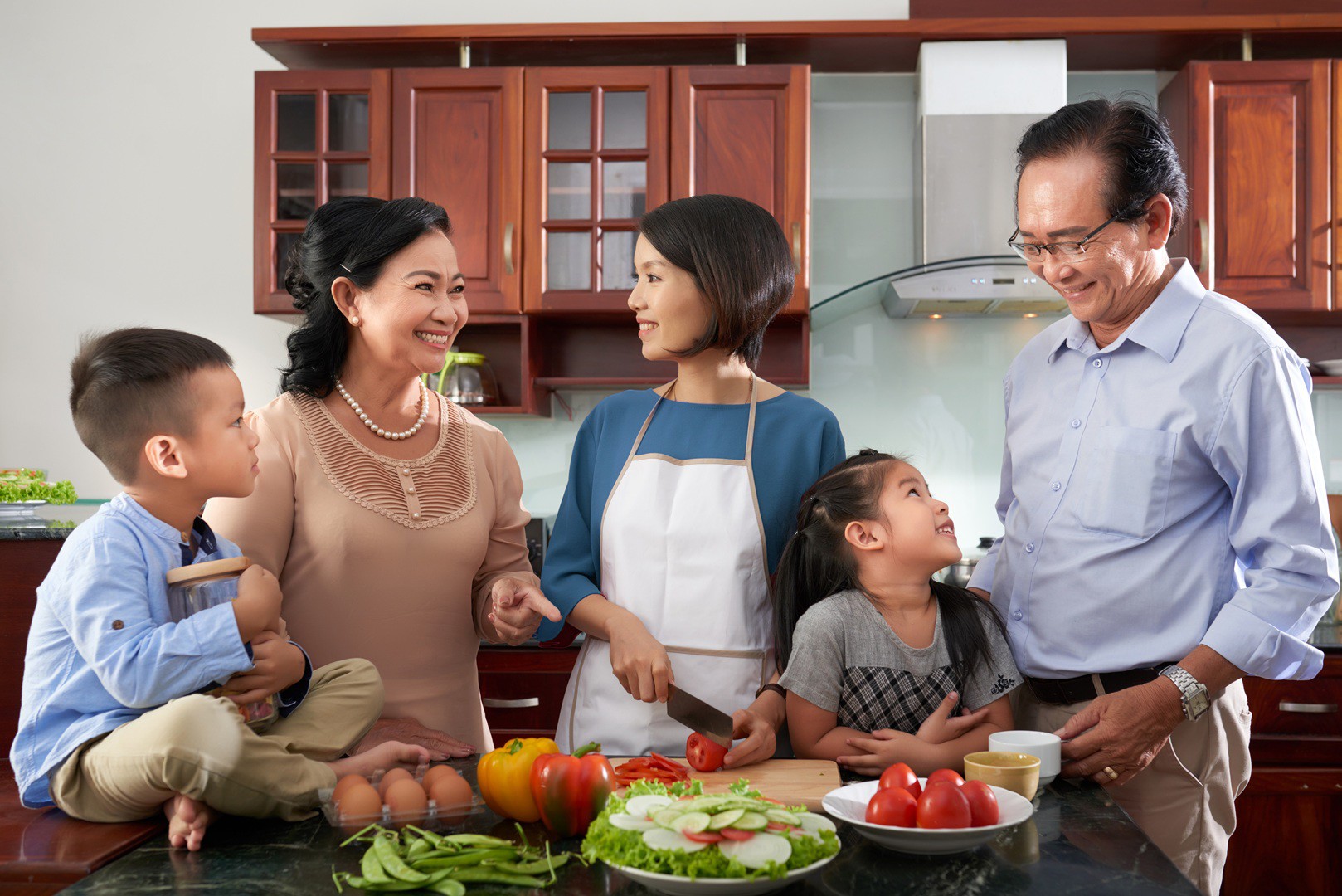 Những vòng tay đã yếu đi, những bước chân đã chậm lại, nhưng tình yêu thương và sự quan tâm vẫn chưa bao giờ vơi.