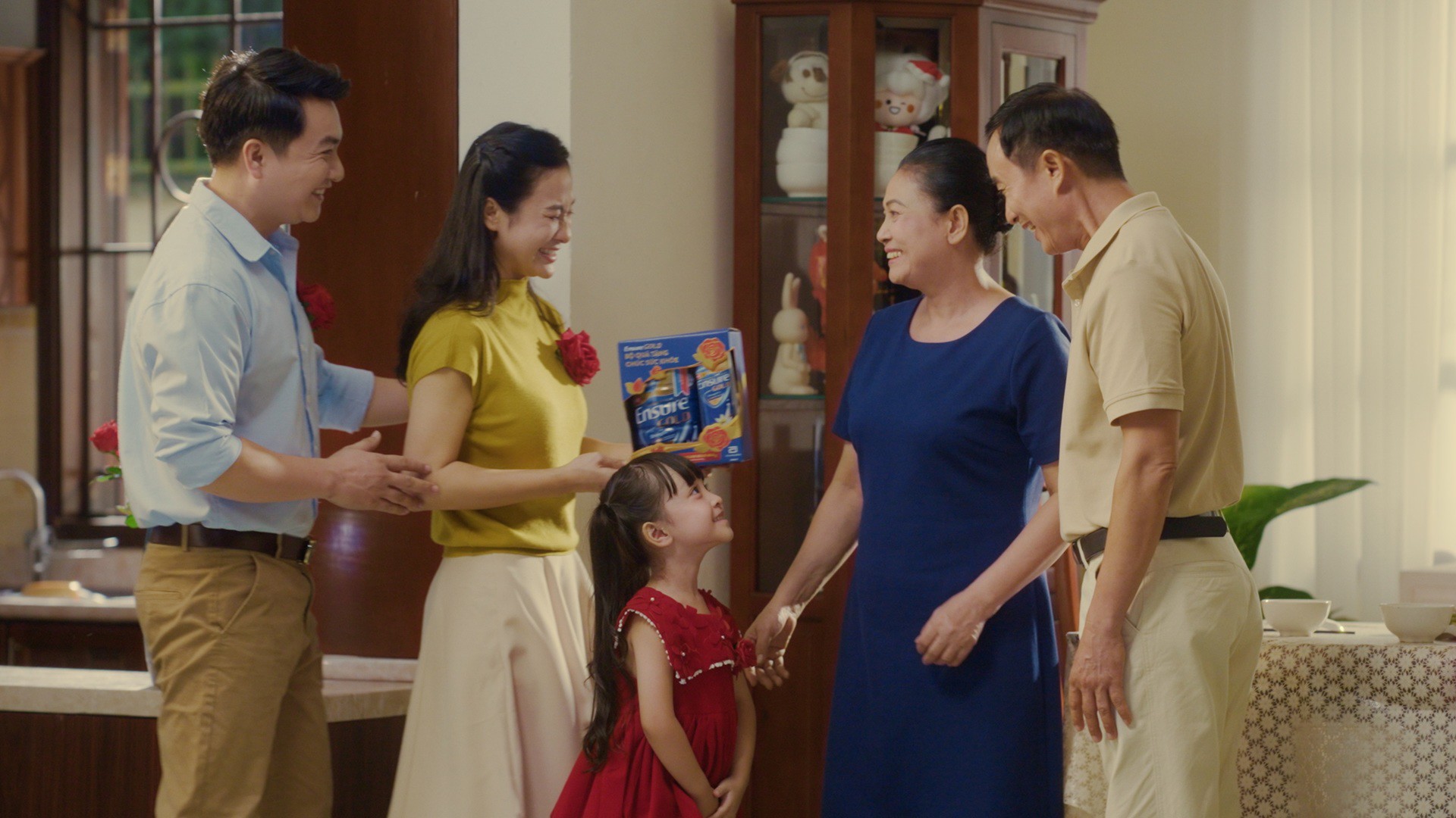 Nhiều người con lựa chọn thực phẩm dinh dưỡng để chăm sóc cha mẹ