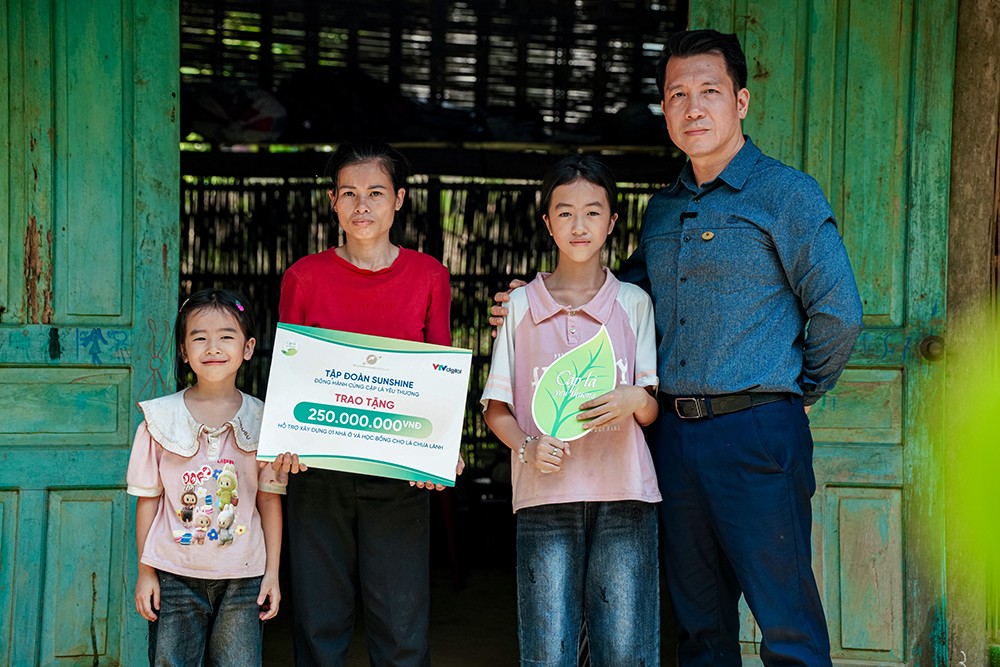 Sunshine Group đã trao tặng gia đình em Nùng Ngọc Ánh ở thôn Làng Thọc, xã Lục Yên, tỉnh Lào Cai 200 triệu đồng xây mái nhà kiên cố cùng 50 triệu đồng học bổng.