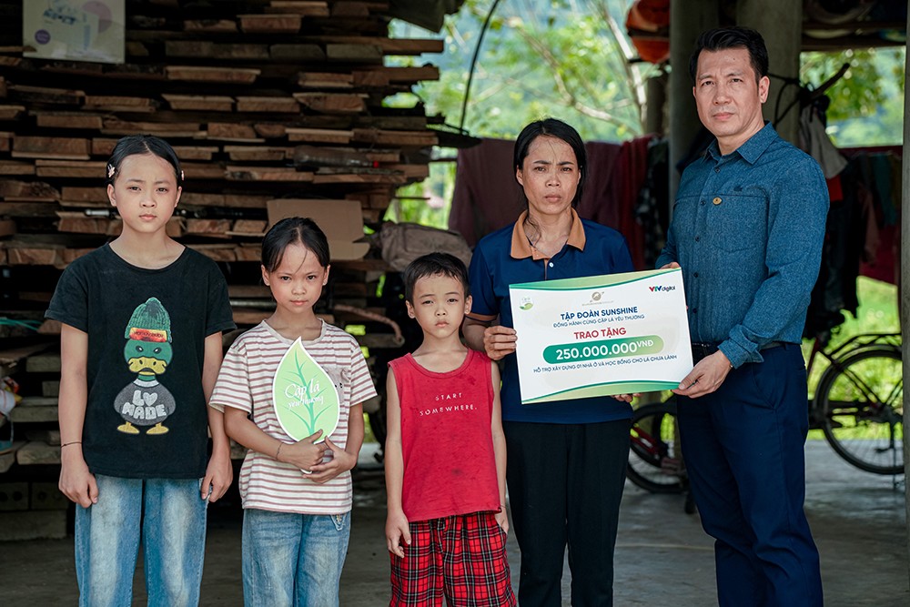 Tại thôn Trang Thành, xã Lục Yên, tỉnh Lào Cai, gia đình em Hoàng Ngọc Ánh đã đón nhận sự hỗ trợ từ Sunshine Group với 200 triệu đồng xây nhà, cùng học bổng 50 triệu đồng