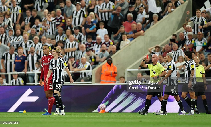 Trọng tài chính Simon Hooper rút thẻ đỏ sau khi kiểm tra lại VAR