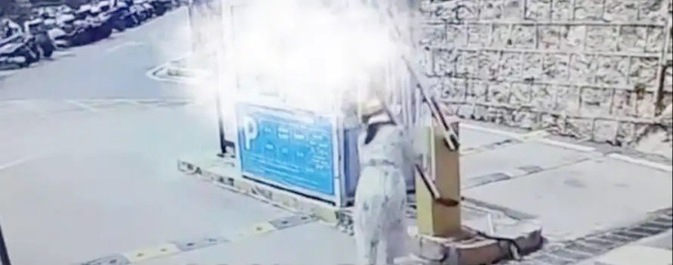 Tiếc 18.000đ phí dừng xe, cô gái dùng vai đỡ rào chắn nặng 70 kg - 2