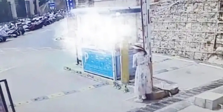 Tiếc 18.000đ phí dừng xe, cô gái dùng vai đỡ rào chắn nặng 70 kg - 1