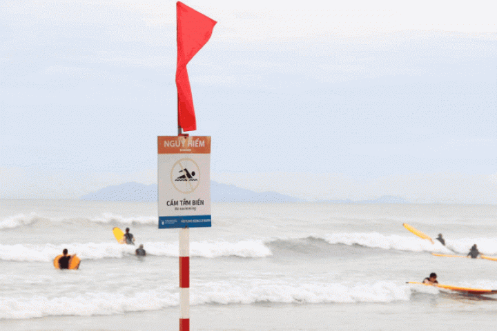 Du lịch - Du khách bất chấp lệnh cấm biển Đà Nẵng, vô tư lướt sóng